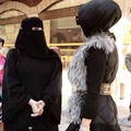 Di sela syuting, Syahrini bertemu dengan seorang penggemarnya di Turki. "Di Sela-Sela Pekerjaan Shooting V'clip Kemarin...Alhamdulilah Incesss Berjumpa Manja Dengan Beberapa Fans Incesss Dari middle East Diantaranya dari Kuwait," cerita Syahrini.
