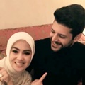 Masih ingat pemeran Paman Selim di serial Turki 'Elif'? Di Turki, Syahrini ternyata bertemu dengan aktor tampan Emre Kivilcim.