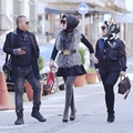 Syuting video musik selesai, Syahrini meluangkan waktu jalan-jalan bersama keluarganya, termasuk dengan sang adik, Aisyahrani.