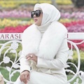 Saat umroh, Syahrini memanjatkan doa berharap bisa segera menemukan jodohnya dan menikah tahun ini. Agar tidak selalu sendirian ketika jalan-jalan santai seperti ini, ya Syahrini.