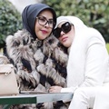 Dalam perjalanan umroh sekaligus liburan dan membuat video musik baru, Syahrini ternyata juga ditemani sang ibunda yang penampilannya juga tidak kalah modis dari Syahrini sendiri.