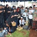 Keluarga dan Kerabat Mengiring Pemakaman Eko DJ