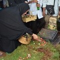 Keluarga dan Kerabat Mengiring Pemakaman Eko DJ