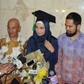 Orang Tua dan Suami Dampingi Shireen Sungkar Wisuda