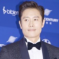 Lee Byung Hun di Red Carpet Baeksang Arts Awards 2017