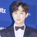 Jinyoung B1A4 di Red Carpet Baeksang Arts Awards 2017