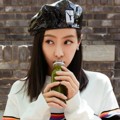 Gaya Imut Victoria f(x) Saat Minum Jus di Majalah Vogue Me Edisi Juni 2017