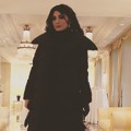 Gaya Krisdayanti Saat Berfoto di Lobby Hotel