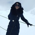 Walau Dingin, Krisdayanti Tetap Tersenyum Ceria Saat Difoto