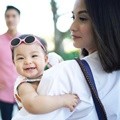 Sebelum berangkat, Nastusha terlihat antusias. Bayi berusia 8 bulan itu tersenyum menggemaskan.