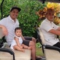 Saat Chelsea masih tidur, Natusha diajak Glenn berkeliling dengan mobil hotel. Wah, mau kemana?