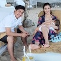 Meski berlibut, Chelsea Olivia tetap tak lupa perannya sebagai seorang ibu. Ia tetap menyusui Nastusha di tepi pantai.