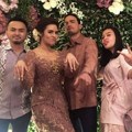 Tak Lupa Keduanya Berpose Swag Bersama Para Sahabat