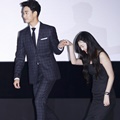 Kim Soo Hyun Gandeng Tangan Sulli di Konferensi Pers Film 'Real'
