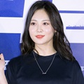 Yura Girl's Day Kenakan Rok Nyentrik di Premiere Film 'Real'