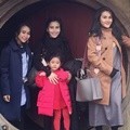 Ayu Ting Ting juga tampak mengunjungi Hobbiton Movie Set di New Zealand.