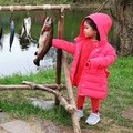 Lihat, betapa lucunya Bilqis 'jualan' ikan di kampung Hobbit ini ya?