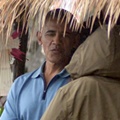 Barack Obama Terlihat Asik Mengobrol dengan Keluarganya