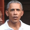 Barack Obama Tampak Gagah dengan Kaos Berkerah Putih dan Celana Jeans