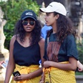 Malia Obama dan Sasha Obama Terlihat Asyik Bercengkrama