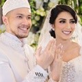 Resmi menjadi pasangan suami istri, bahagianya Tyas dan Raiden pamer cincin.