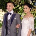 Tyas dan Raiden tampil serasi dalam resepsi yang digelar meriah itu.