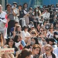 Ratusan ELF Bahkan Rela Bermalam di Depan Kantor Polisi Untuk Menyambut Donghae