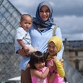 Zaskia Mecca berfoto di depan Museum Louvre Paris bersama ketiga buah hatinya