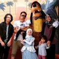 Zaskia Mecca sekeluarga berfoto bersama maskot Goofy Dog di Disneyland Paris