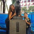 Tamara Bleszynski dan Kenzou berfoto bersama dengan patung Hachiko