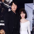 So Ji Sub Jemput Lee Jung Hyun di VIP Premiere Film 'Battleship Island'