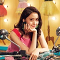 Yoona Berpose di Atas Sebuah Motor dan Bergaya Vintage di Teaser 'Holiday Night'