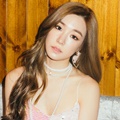 Tiffany Umbar Belahan Dada dan Tampil Anggun dengan Gaun Warna Pink