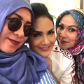 Krisdayanti, Melly Goeslaw dan Camelia Malik juga hadir sebagai tamu undangan di pesta kemarin. Sayang, Yuni Shara berhalangan hadir.