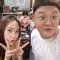 Krystal dan Park Su Kyun Pose Imut di Wrap Up Party Drama 'Bride of the Water God'