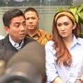 Nafa Urbach Didampingi Kuasa Hukumnya di Polda Metro Jaya