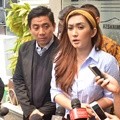 Nafa Urbach Didampingi Kuasa Hukumnya di Polda Metro Jaya