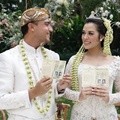 Raisa dan Hamish bahagia memamerkan buku nikah mereka. Selamat!