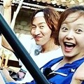 Tak cukup di pantai Timang saja, Kwang Soo dan Jeon So Min juga menyempatkan diri jalan-jalan.