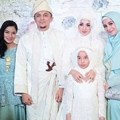 Para sahabat ikut serta menjadi pengiring pengantin Bella.