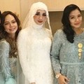 Meski sedang hamil 6 bulan, Titi Kamal antusias menjadi pengiring pengantin wanita.