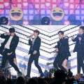 Highlight manggung menyanyikan lagu debut nama baru 'Plz Don't Be Sad' dan single lawas 'Beautiful Night'.