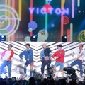 Victon tampil enerjik di atas panggung diiringi teriakan para fans.