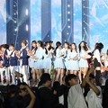 Seluruh pengisi acara Incheon K-Pop Concert 2017 menutup konser dengan membawakan lagu 'Miracle' Super Junior.
