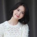 Yoona Cantik Kenakan Sweater Putih