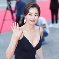 Honey Lee yang dinominasikan sebagai Top Excellence Actress pun tak ketinggalan hadir di ajang tahunan tersebut.