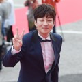 Muncul sebagai pengisi acara Korea Drama Awards 2017, DinDin tampak begitu ceria menyapa awak media.