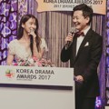 Park Gyuri dan Shin Young Il membuka gelaran Korea Drama Awards 2017 dengan penuh canda tawa.