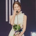 Menyusul Sungjae, Go Won Hee juga membawa piala Best Female Rookie.