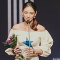 Raih piala Hot Star Award, Lee Tae Im tampak sangat terharu dan tak percaya.